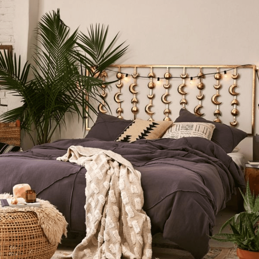 在植物波西米亚主题卧室的床头月亮的阶段