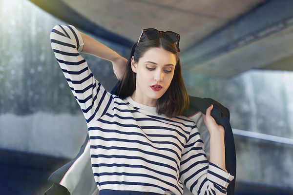 时尚女性穿上外套