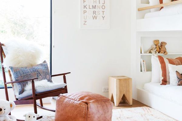 一个孩子的卧室，内置双层床