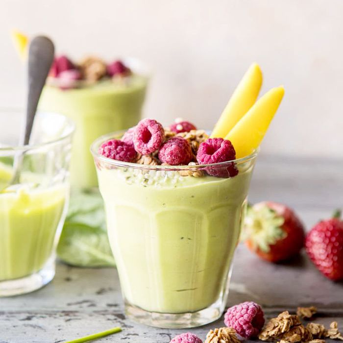 绿色冰沙配上新鲜的覆盆子