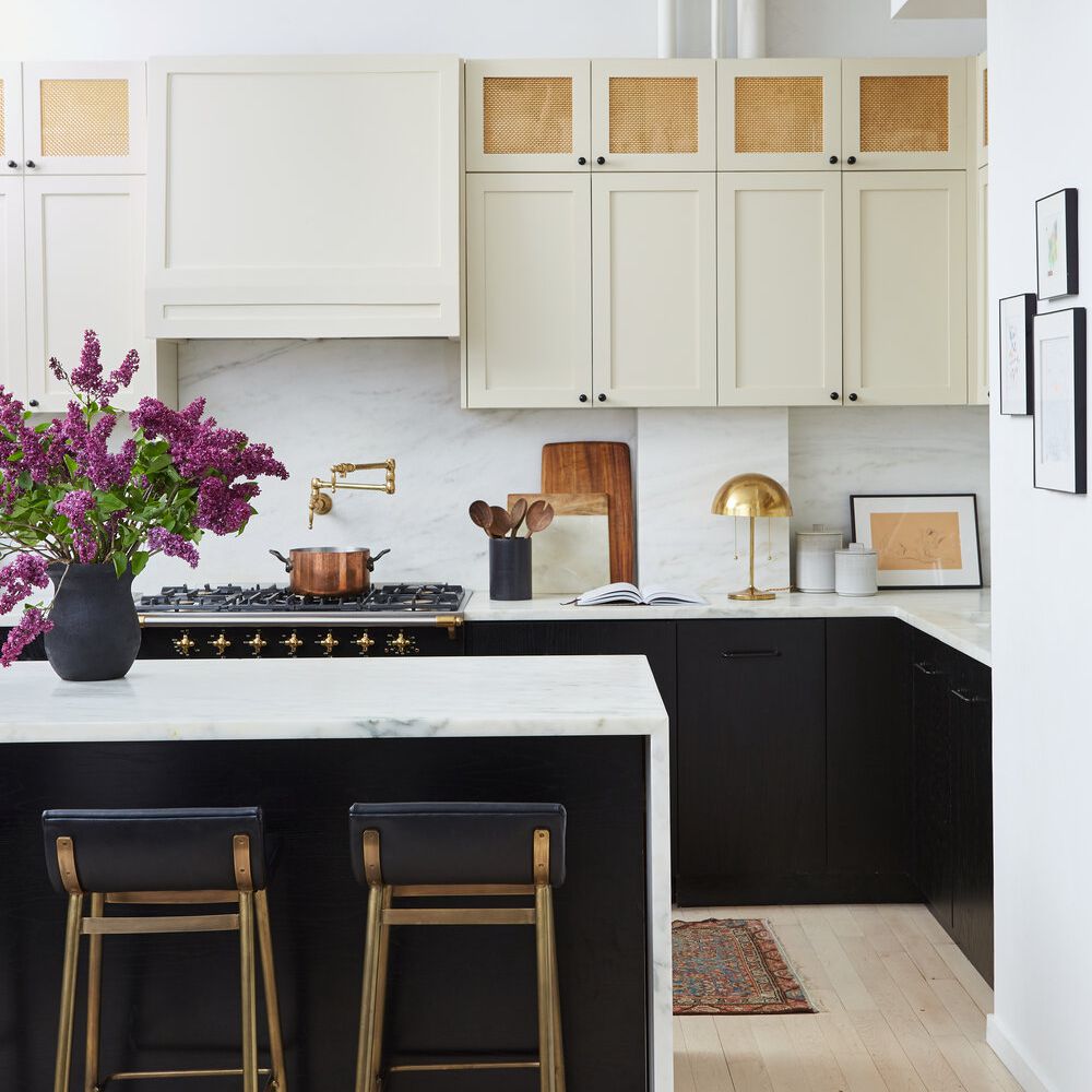 厨房装饰着质朴的炊具和更多现代夹具