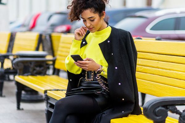 一个女人寻找她的手机廉价机票