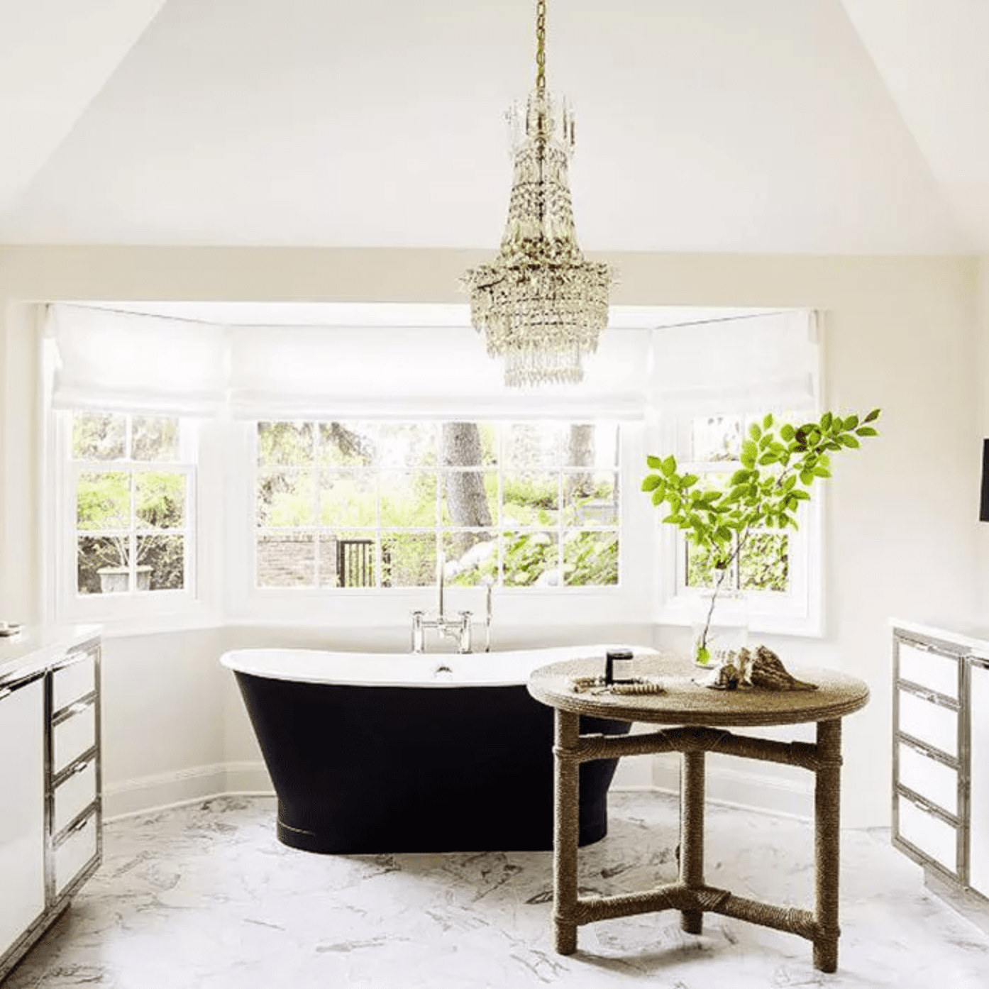 有凸起的窗帘和吊灯光线充足的浴室