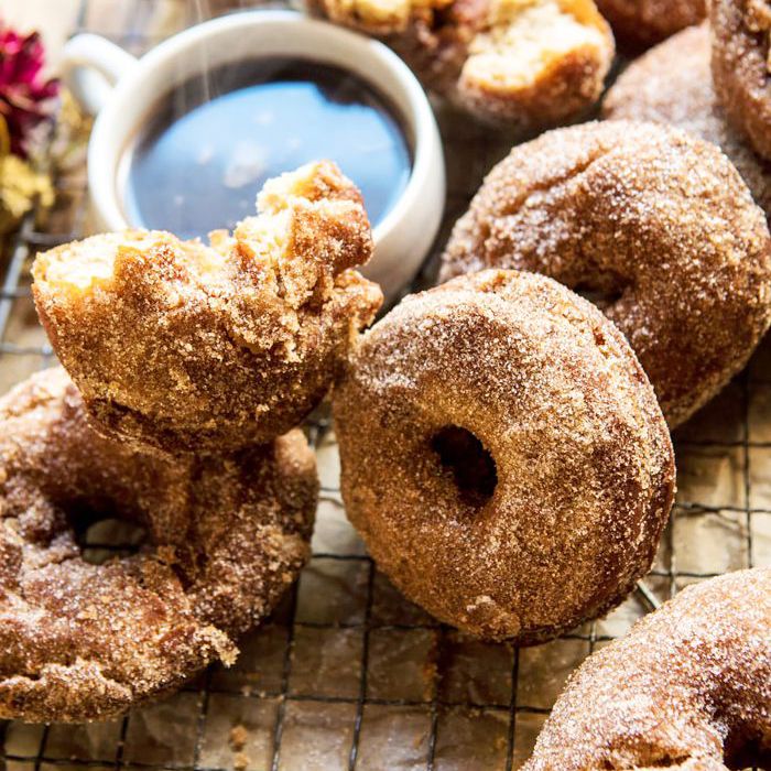 简单的感恩节甜点-加香料的苹果酒甜甜圈