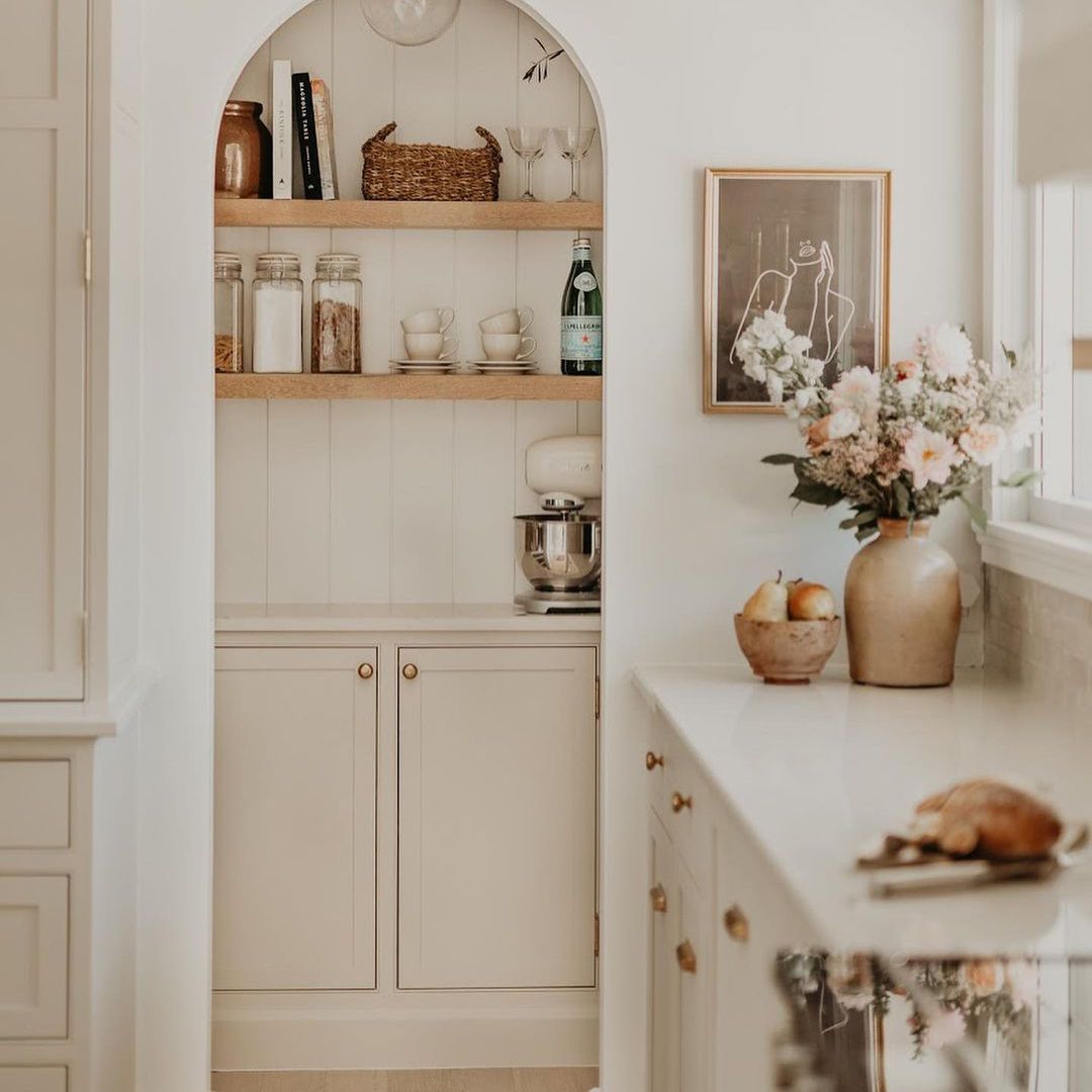 带角落的白色厨房