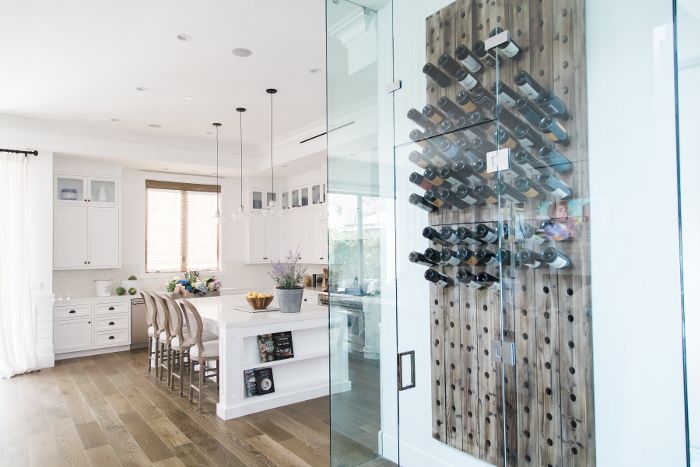 单身女子阿里·费多斯基厨房用玻璃包裹酒架