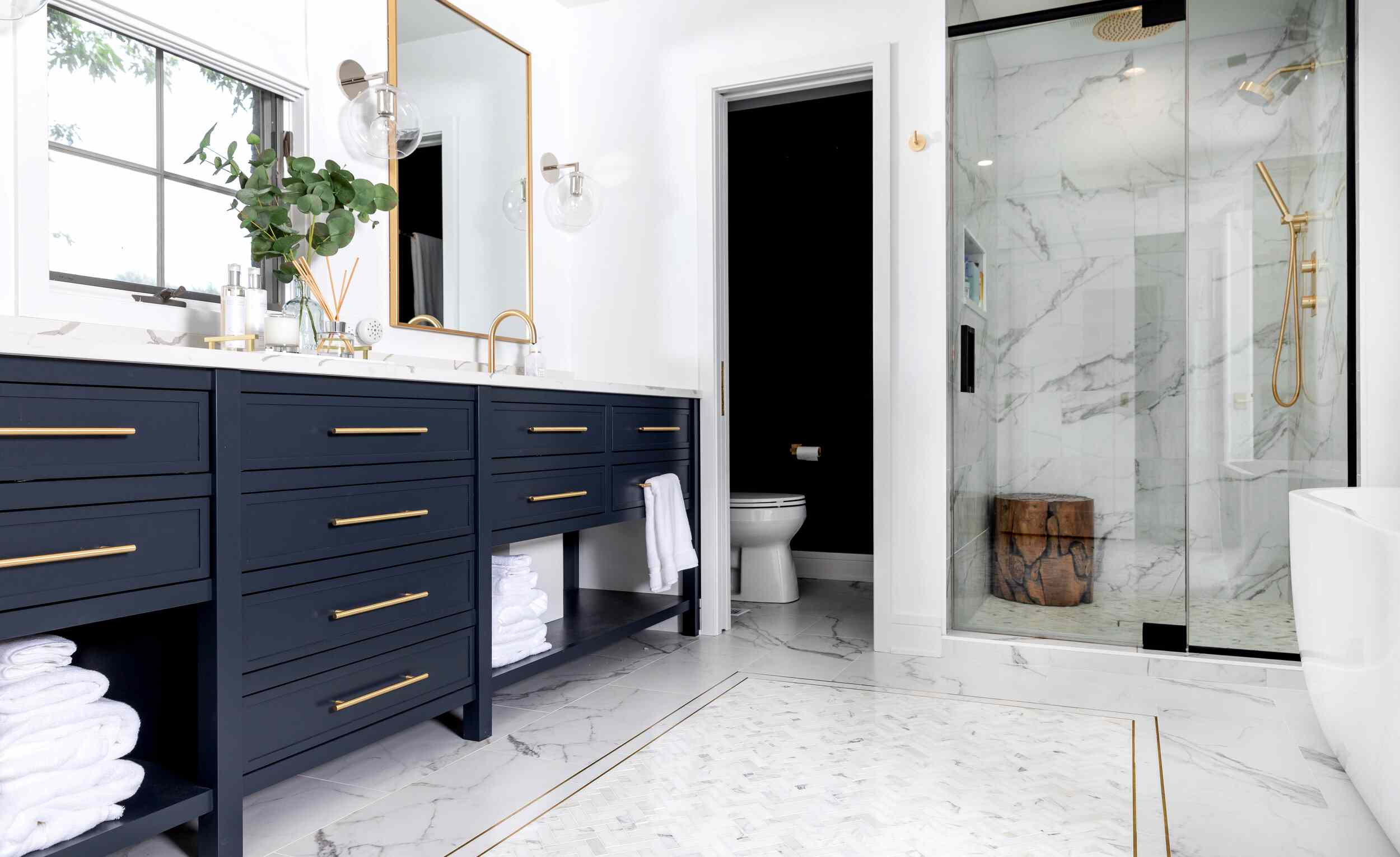 蓝色双虚荣与黄金配件