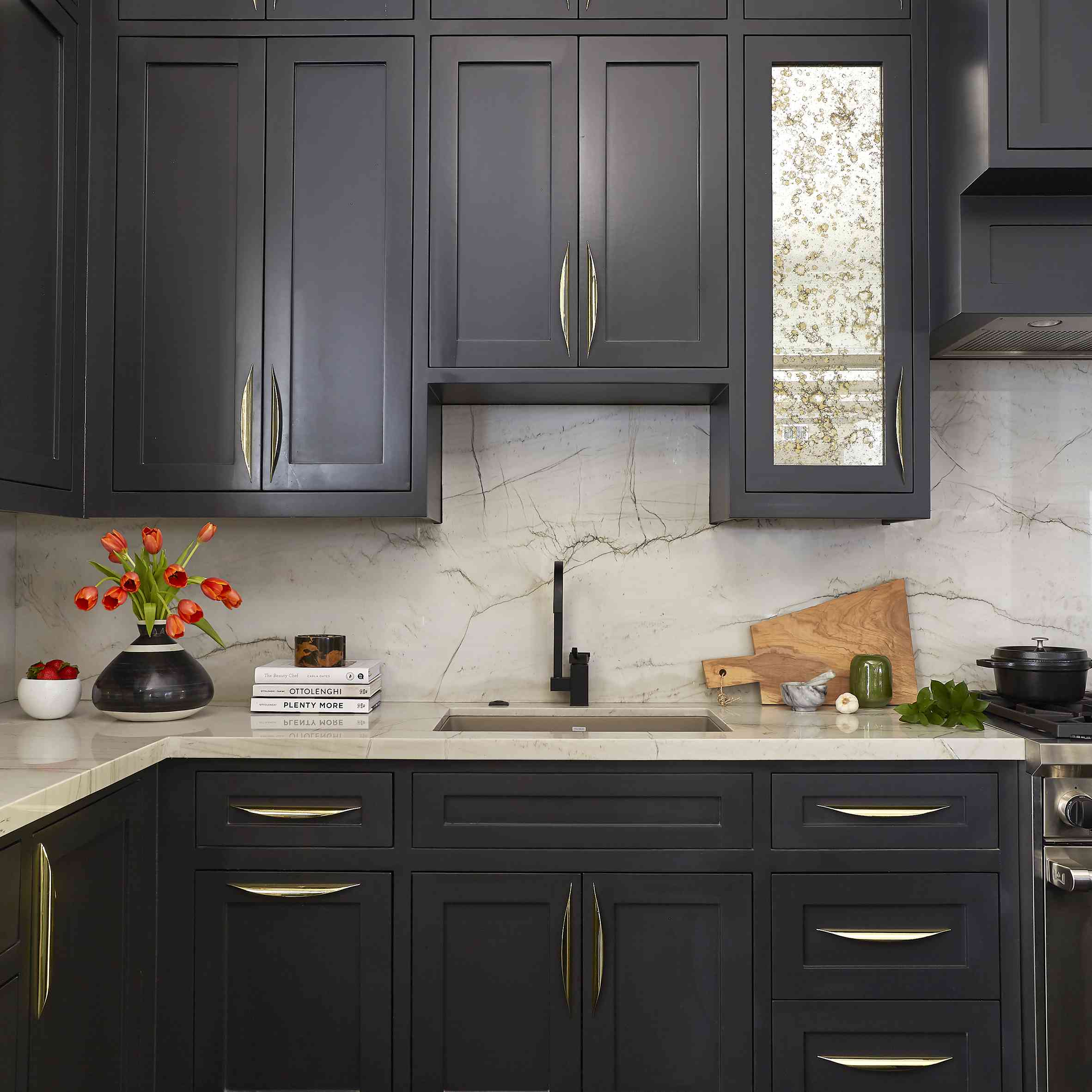 黑色橱柜的厨房