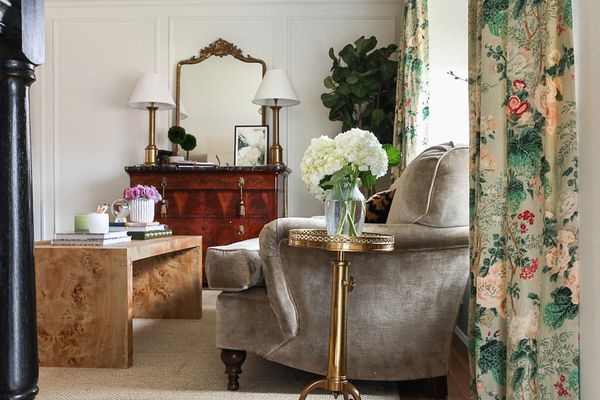 客厅里有一张伯尔木桌