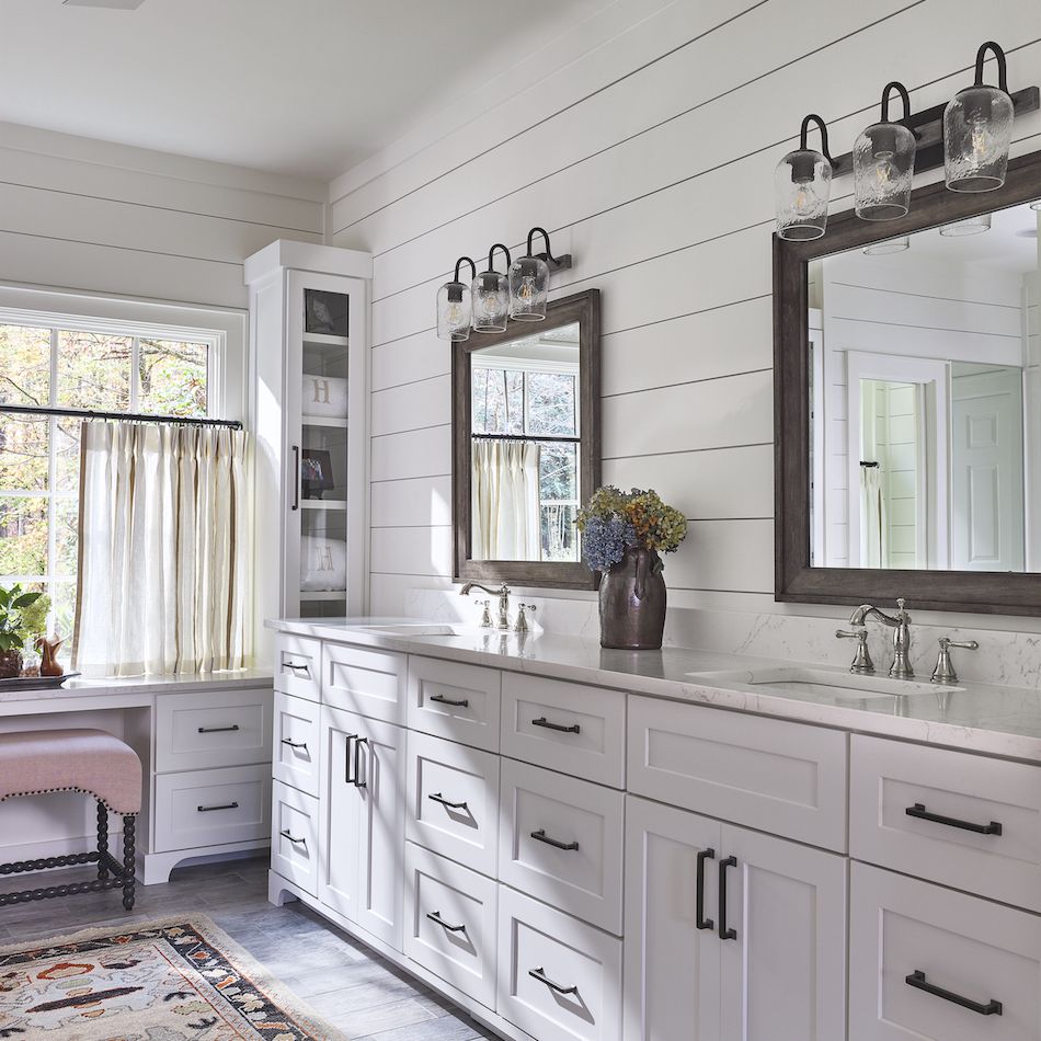 浴室配有shipplap.