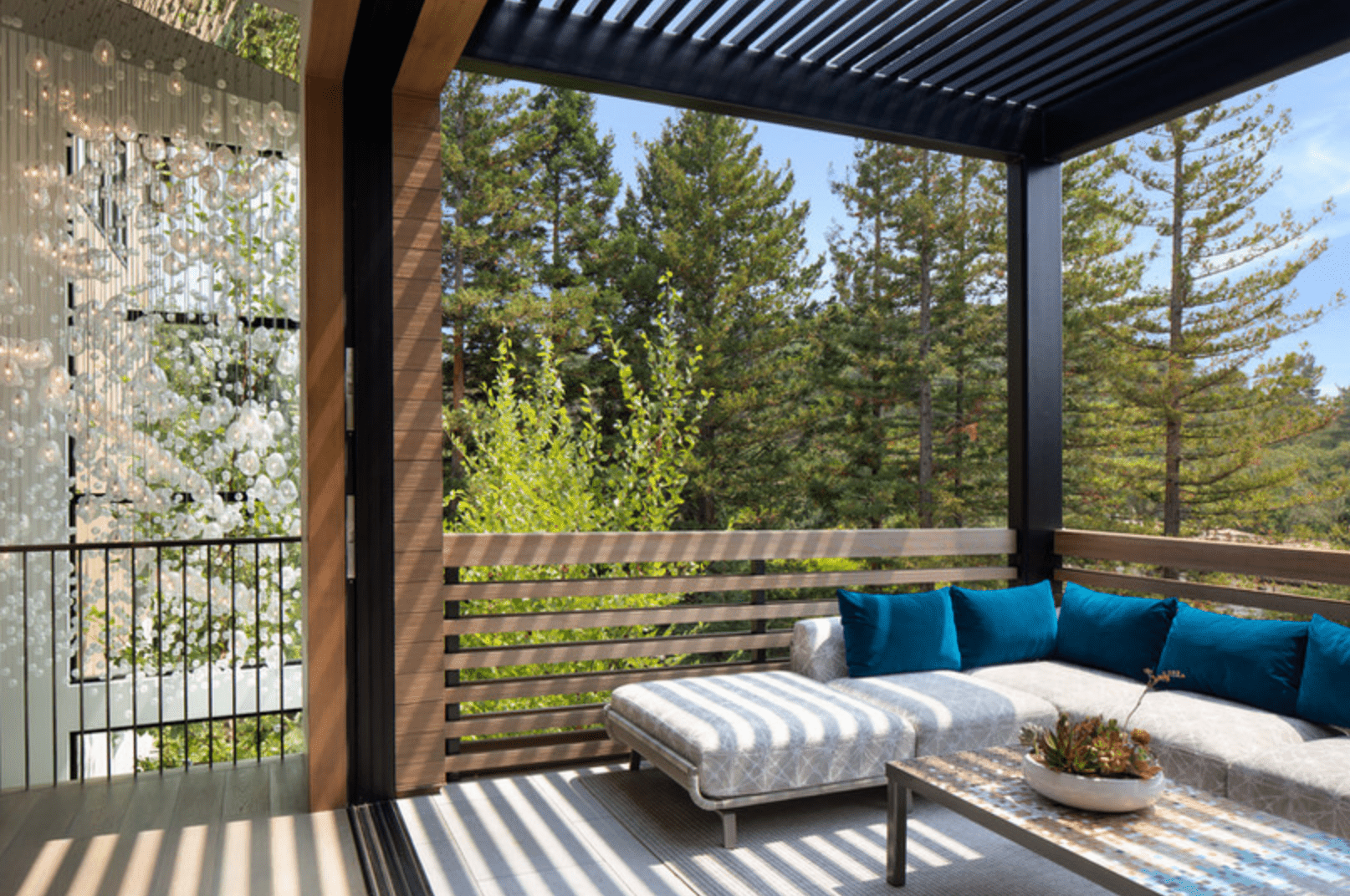 一个宽敞的阳台，有一个沙发和一个木制的悬挑