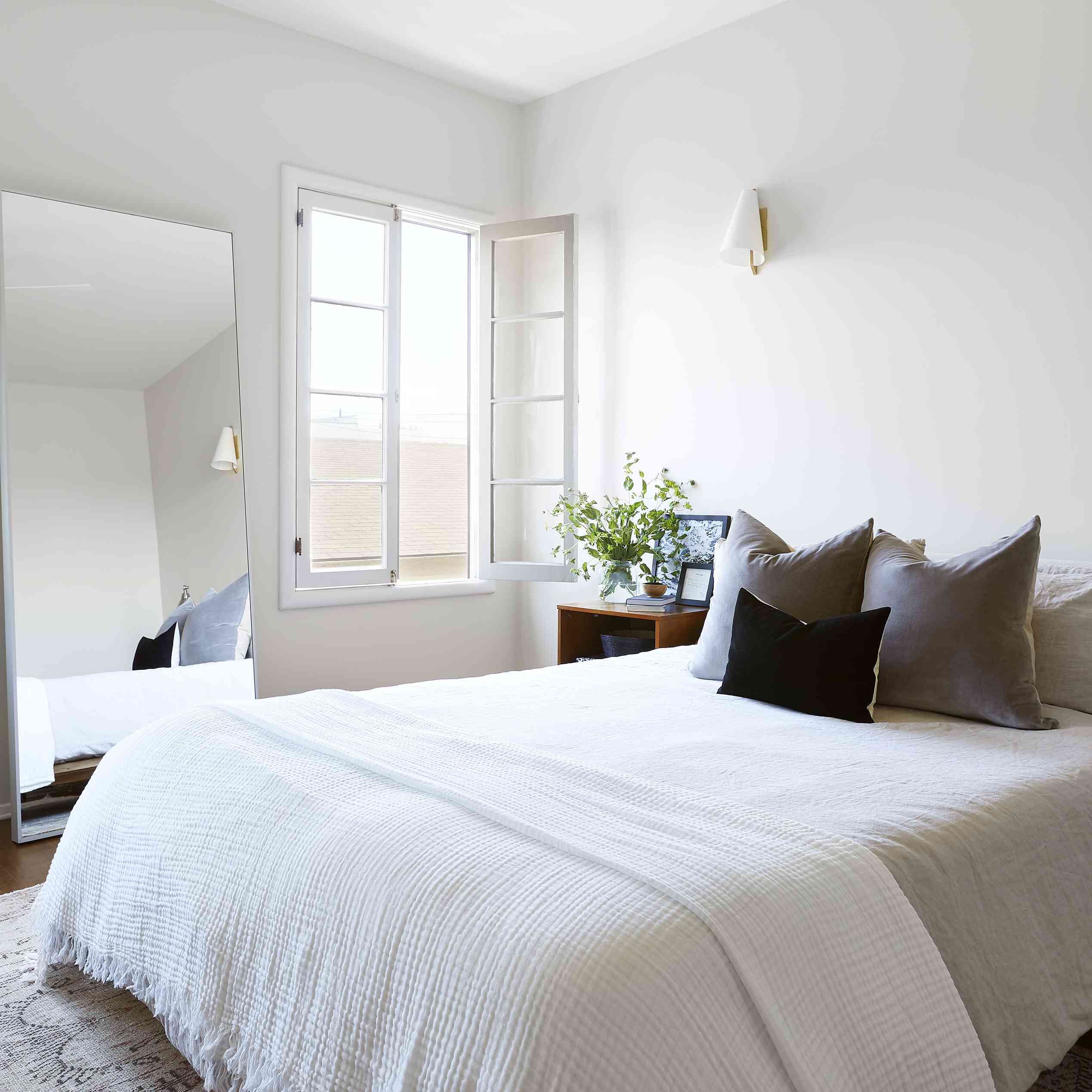 现代的卧室，超大方形镜子