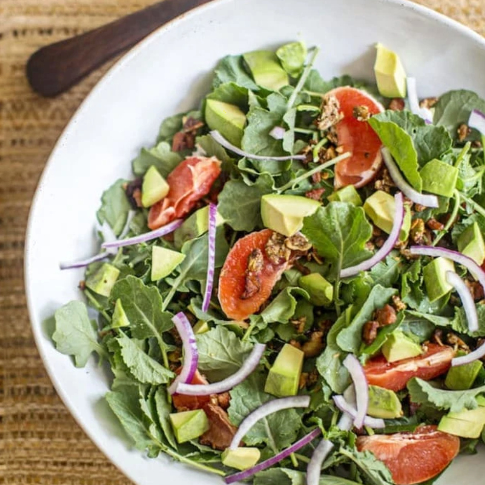 柑橘甘蓝沙拉配枫糖格兰诺拉麦片和烟肉醋汁