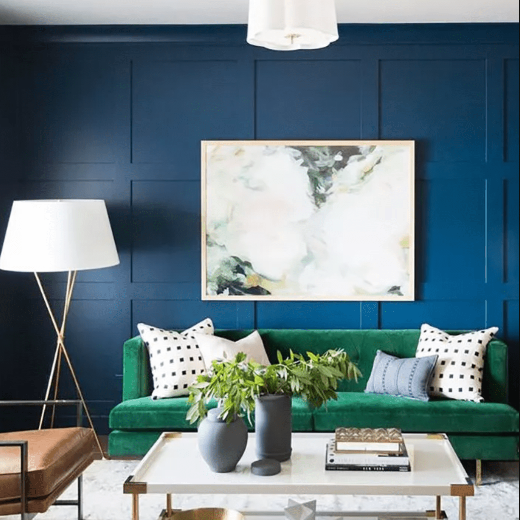 客厅大面积的地毯，绿色的沙发，和蓝色的墙壁