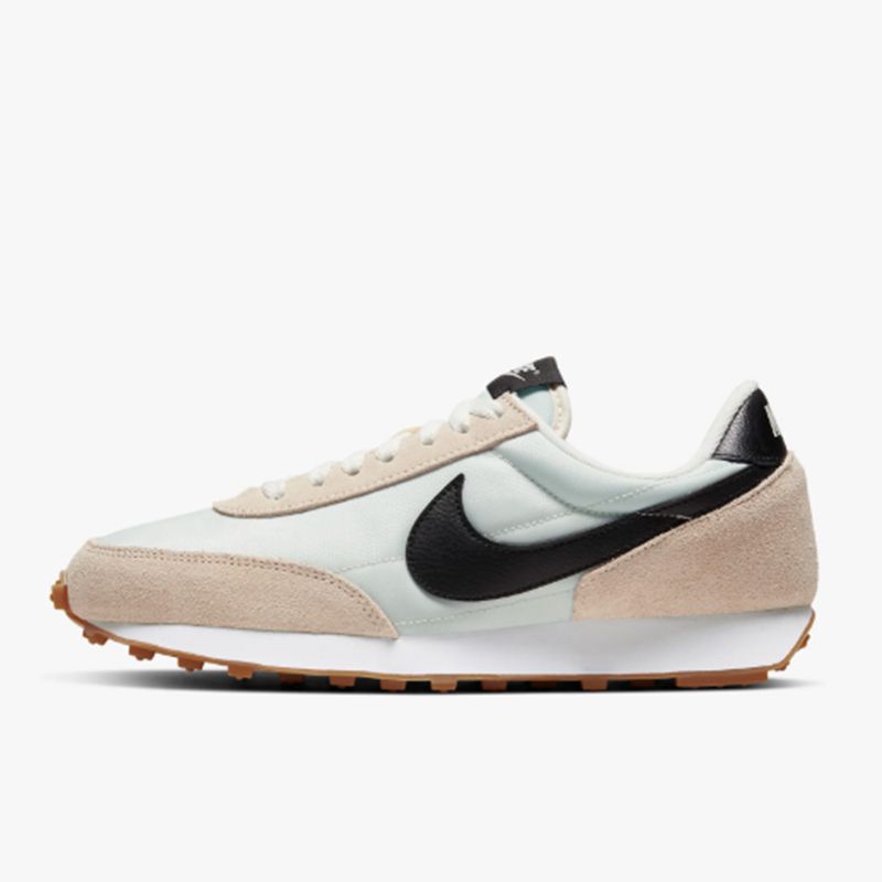 耐克破晓妇女运动鞋。