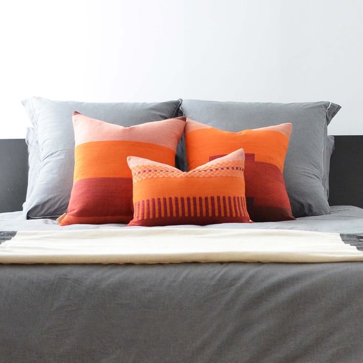 纺织枕头在远方。