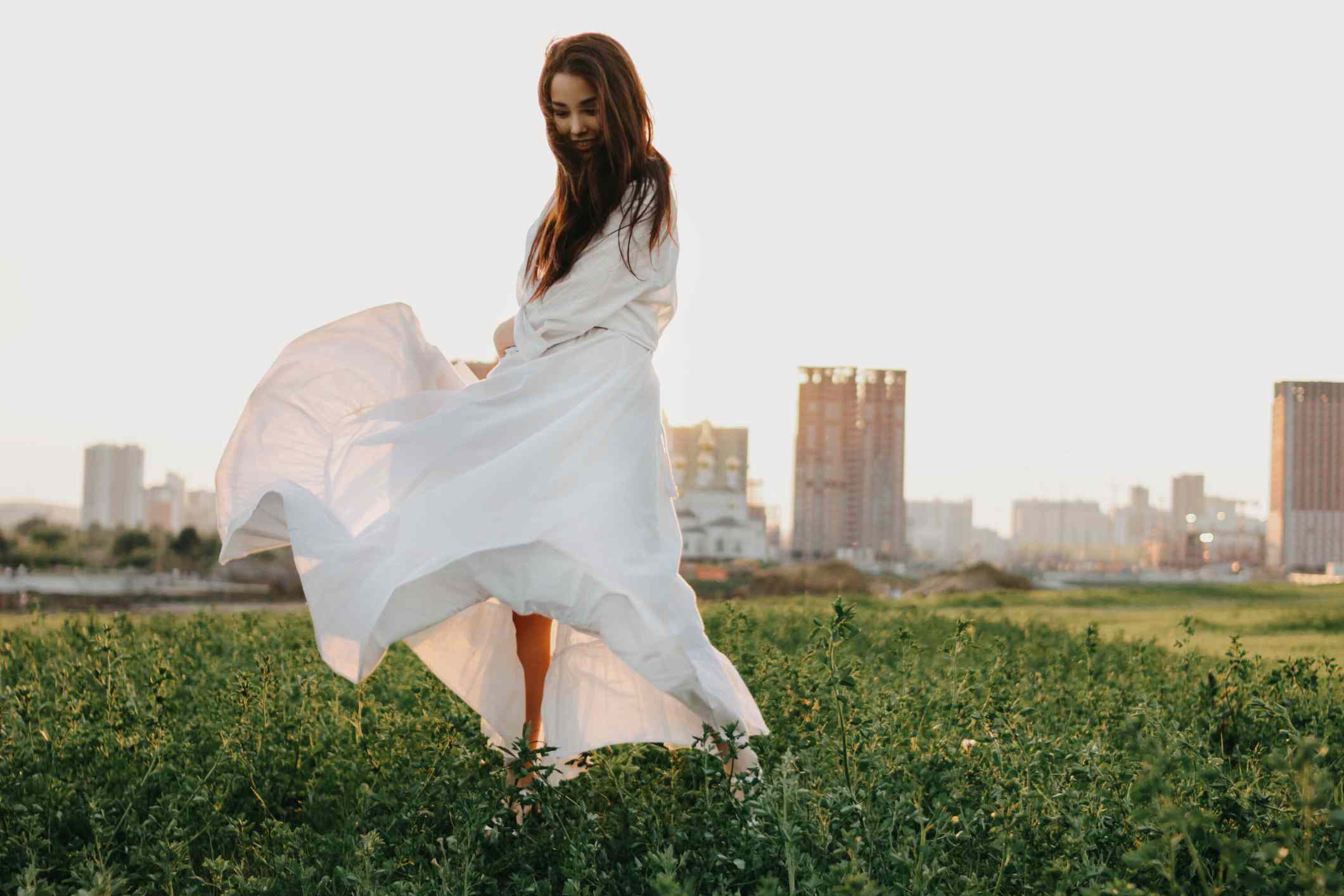 穿白裙子的女人