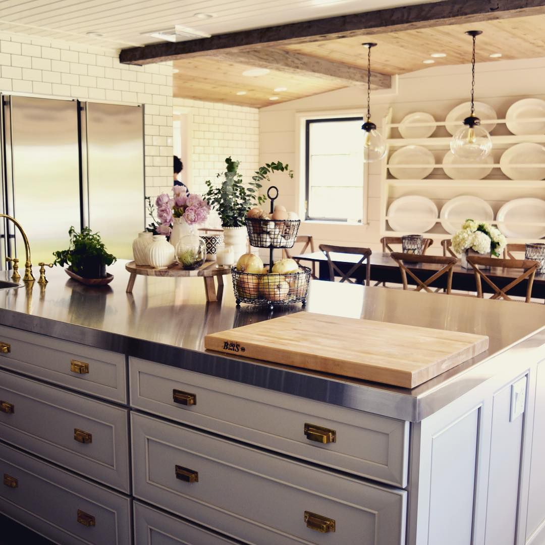 带不锈钢柜台的厨房