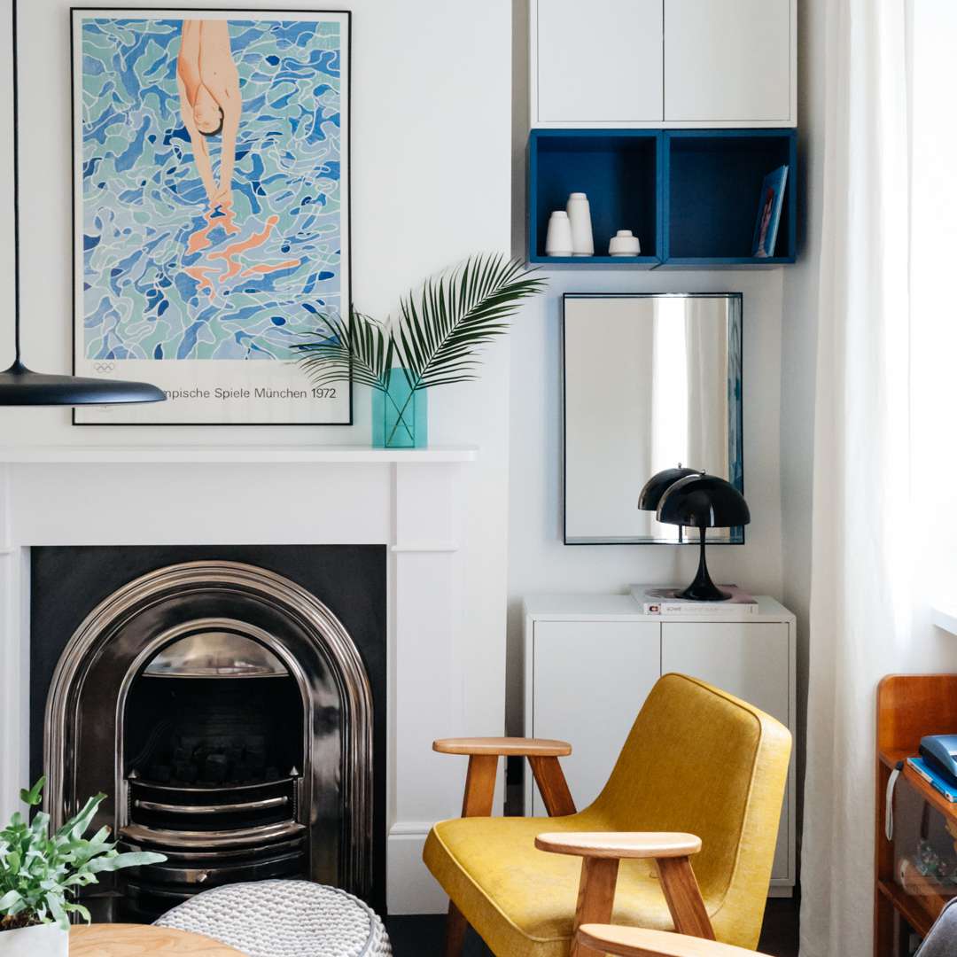 客厅与黄色的椅子