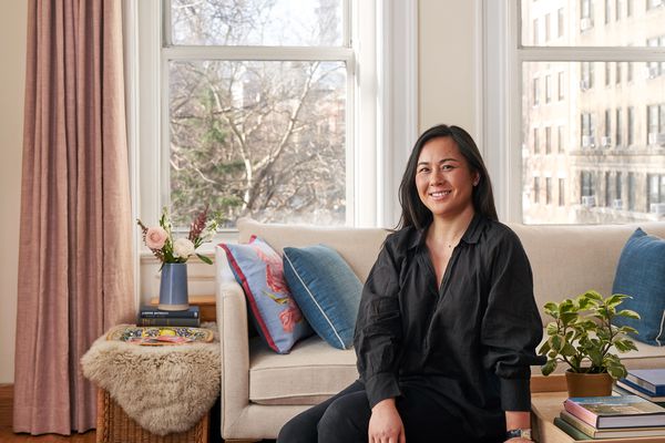 威乌克家庭创始人达维娜奥加维坐在她起居室的奥斯曼