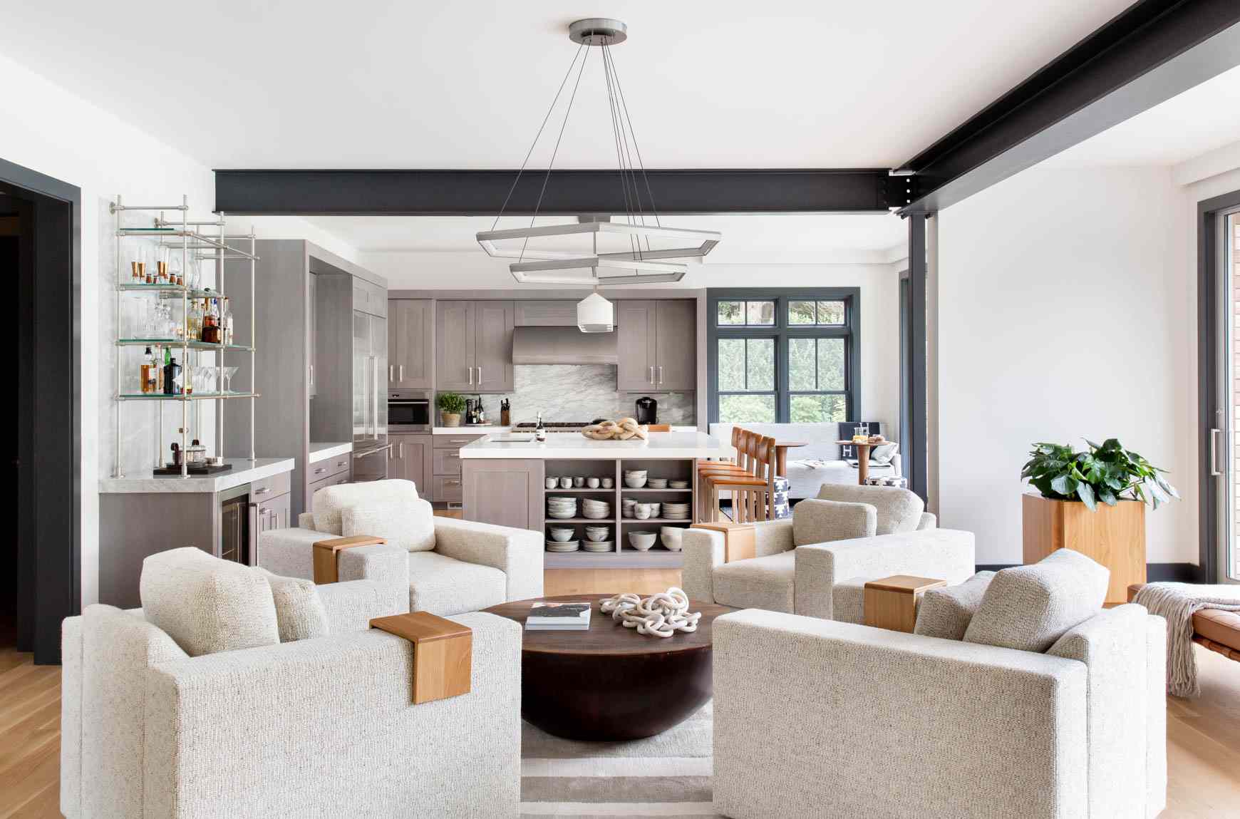 中性客厅与白色椅子。