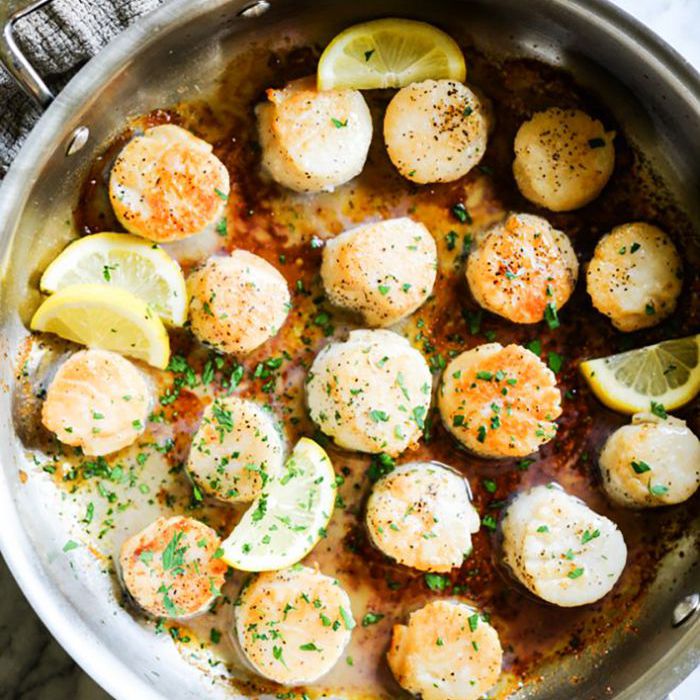 烤扇贝配柠檬片