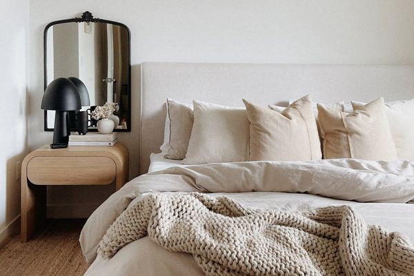 舒适的中性斯堪的卧室。