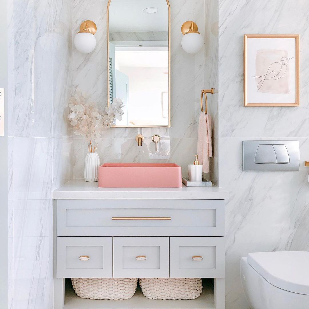 有金镜子的灰色浴室