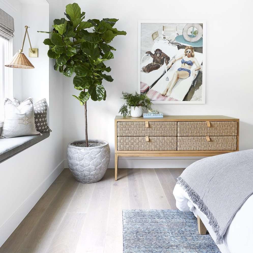 上面有小装饰品的梳妆台。