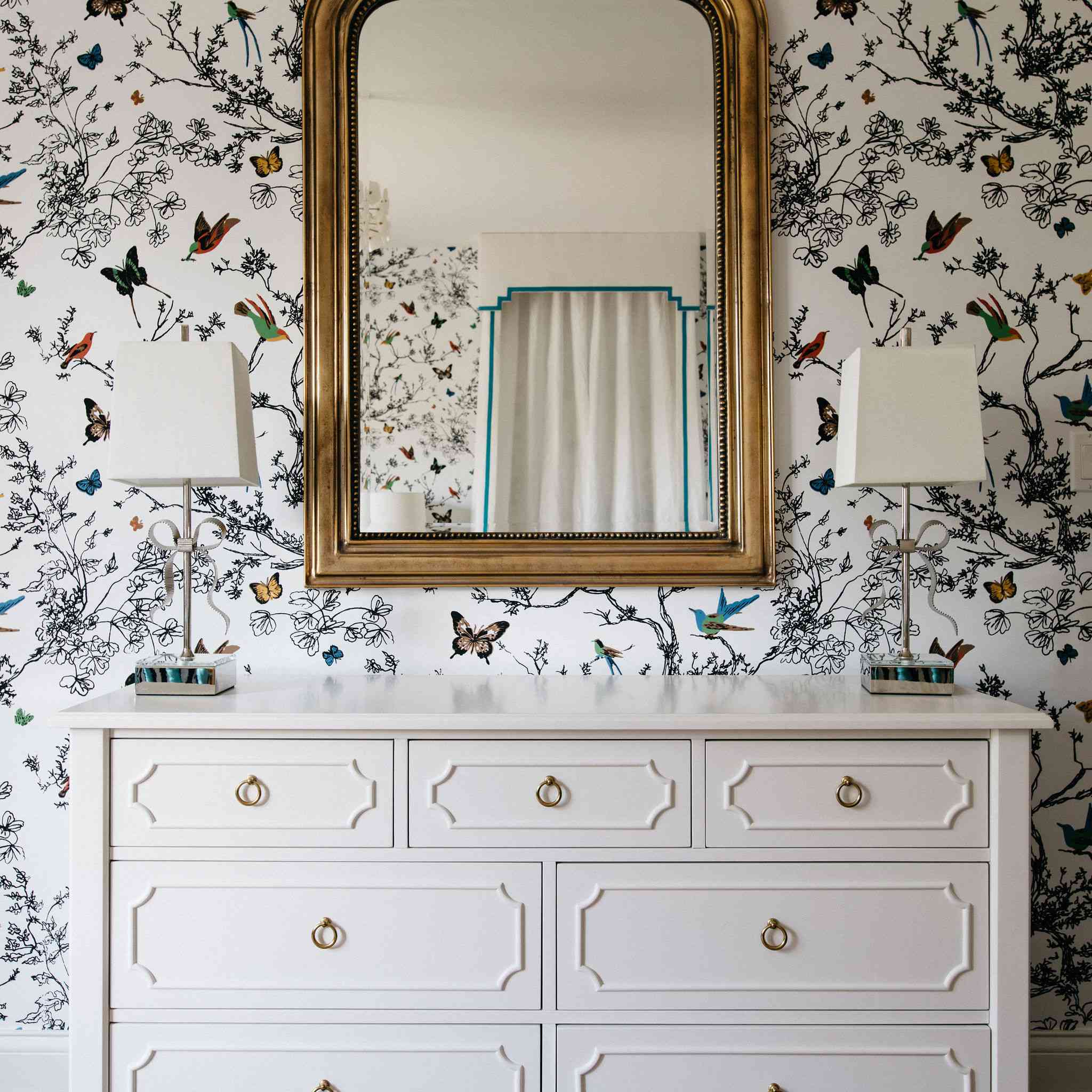 本周改造——白色梳妆台上面用古董金镜子