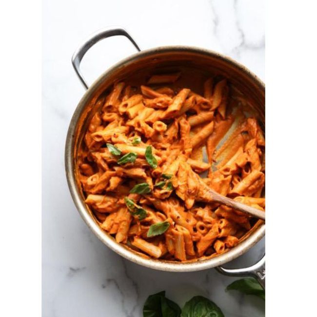 素食通心粉阿拉伏特加配烤胡萝卜，番茄酱