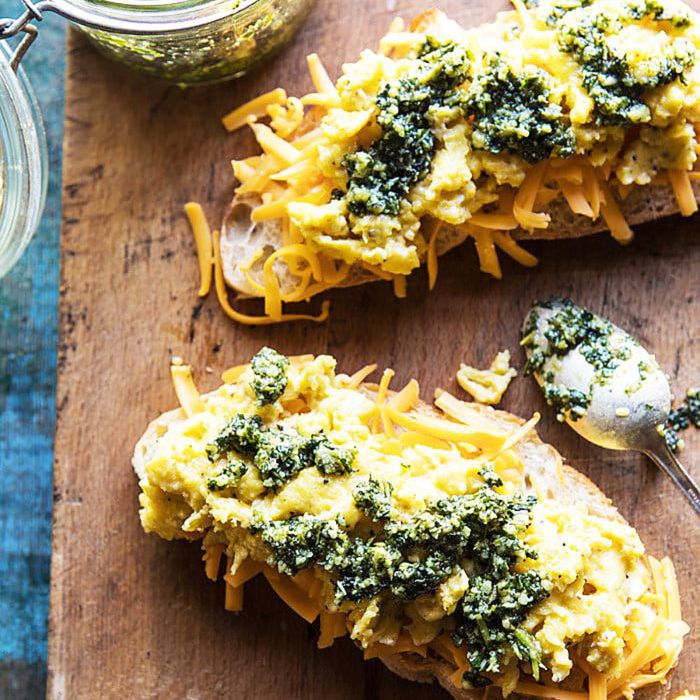 芝士吐司上的香蒜酱