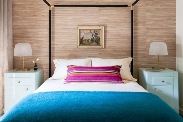 卧室有白色床单和蓝色毯子