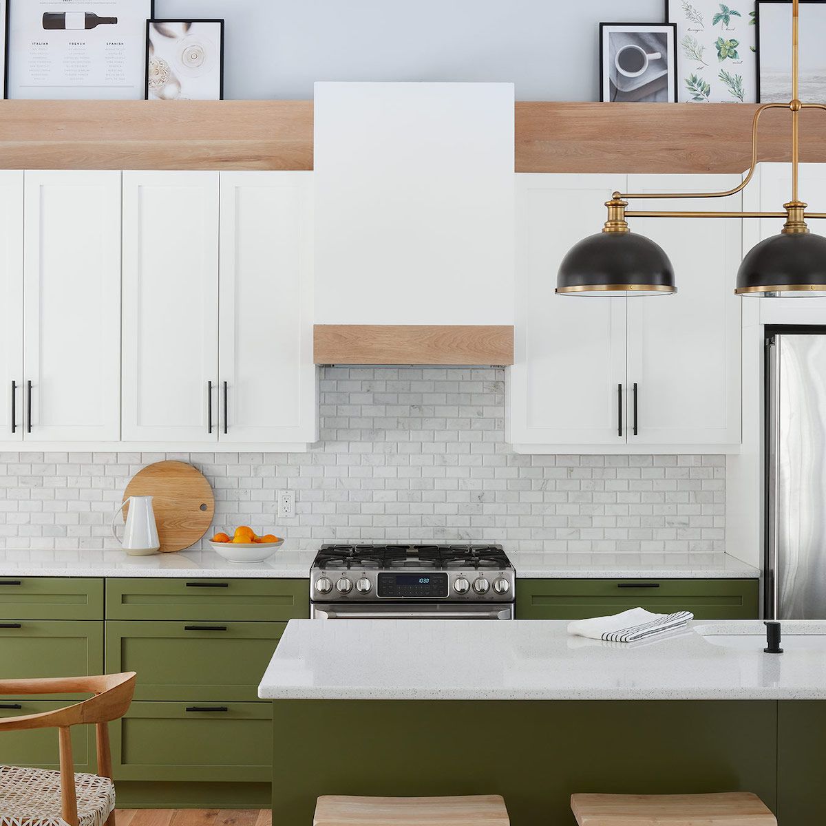 有橄榄绿色橱柜的厨房