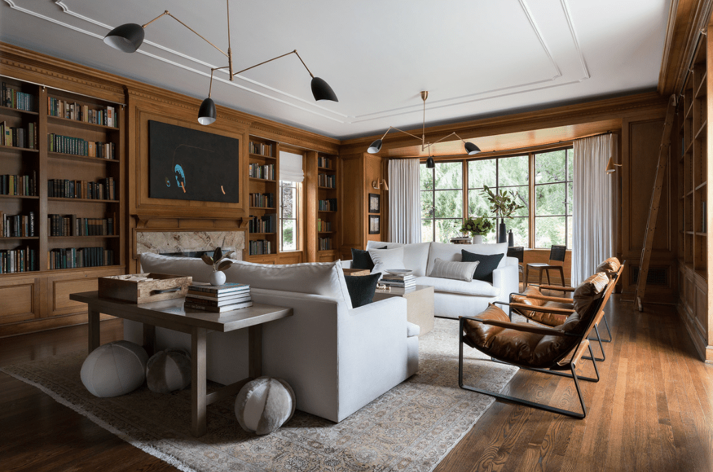 优雅的客厅配有书架。