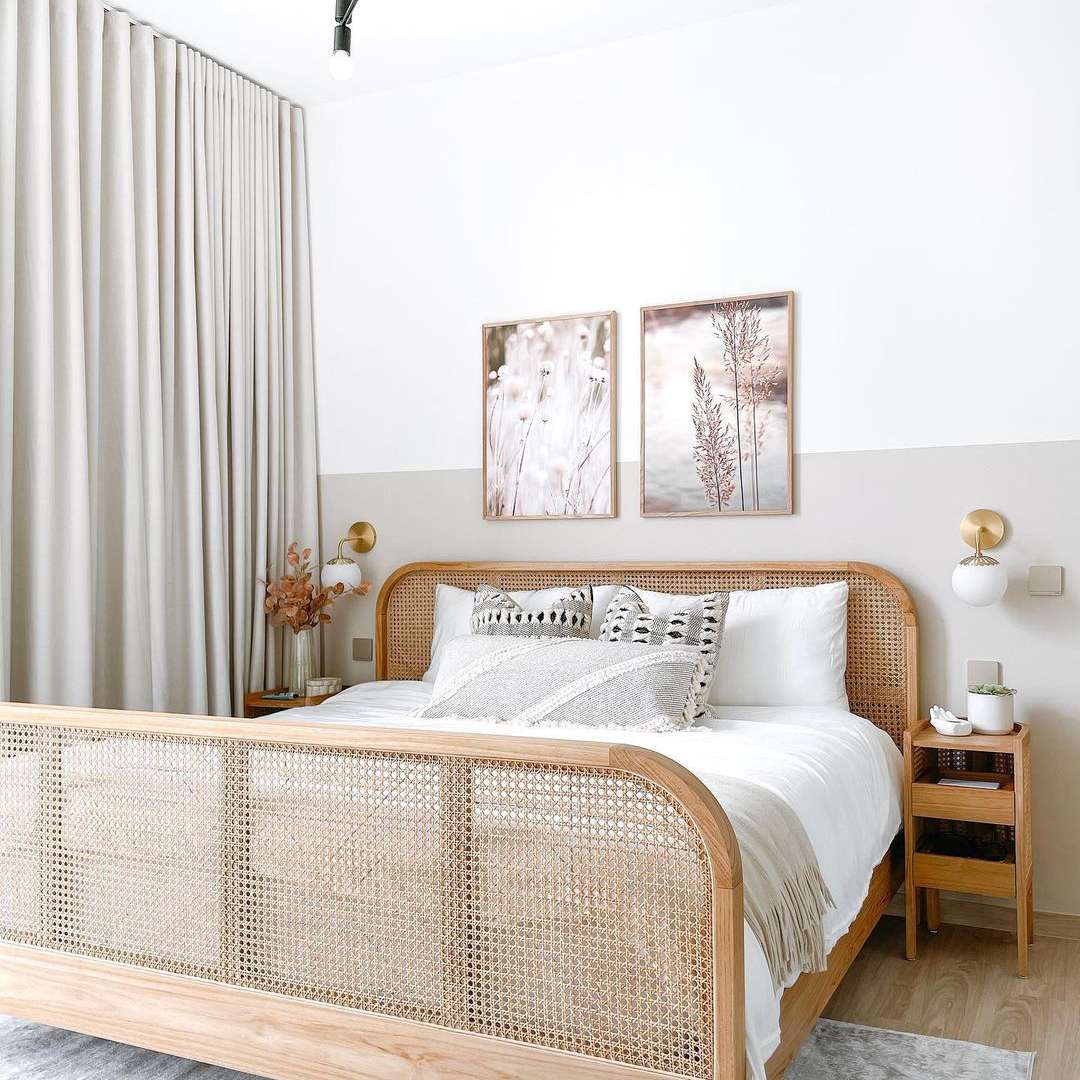 柔软的中性床，藤床架。