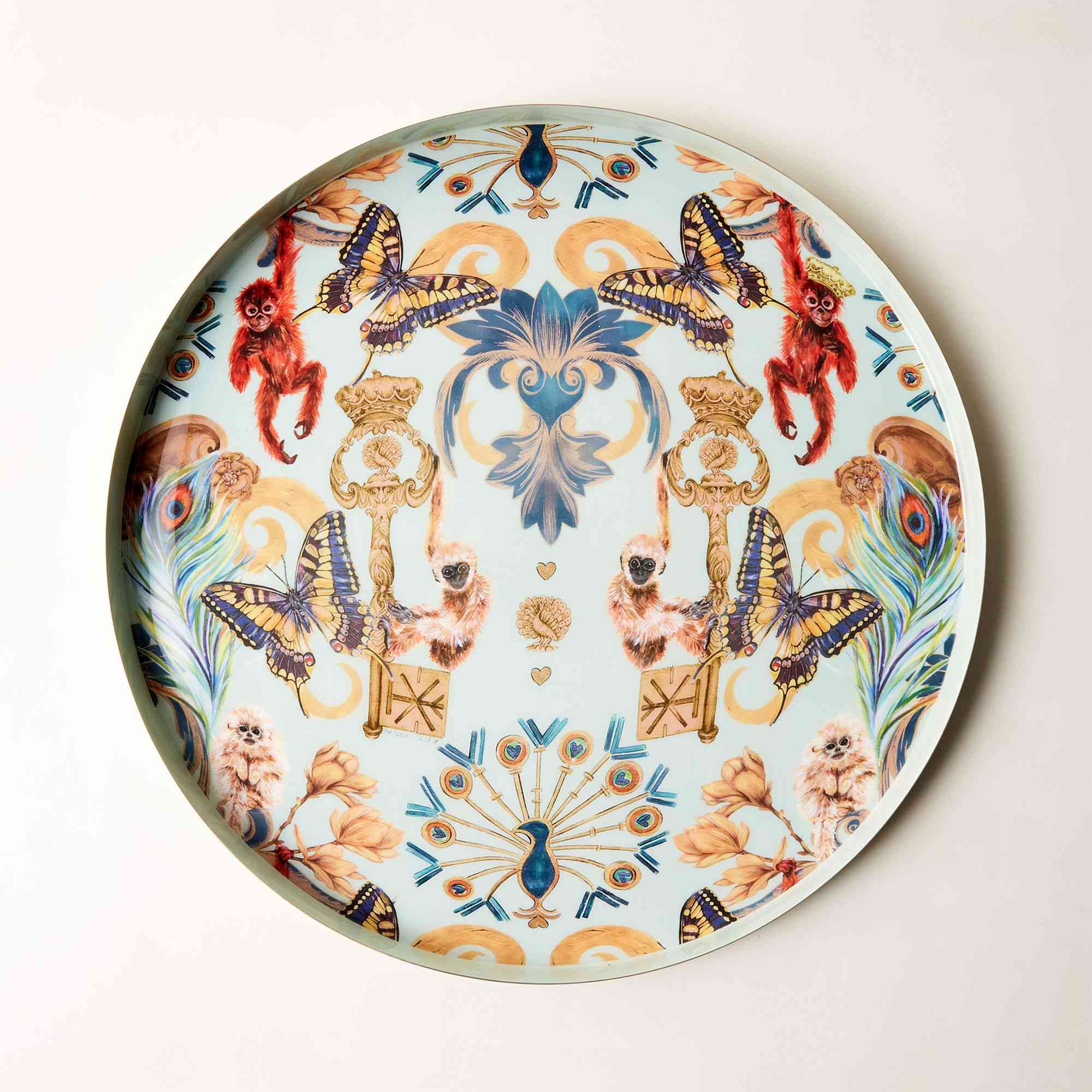 通过CB2 A轮服务托盘特色的蝴蝶，猴子和在浅蓝色背景孔雀。