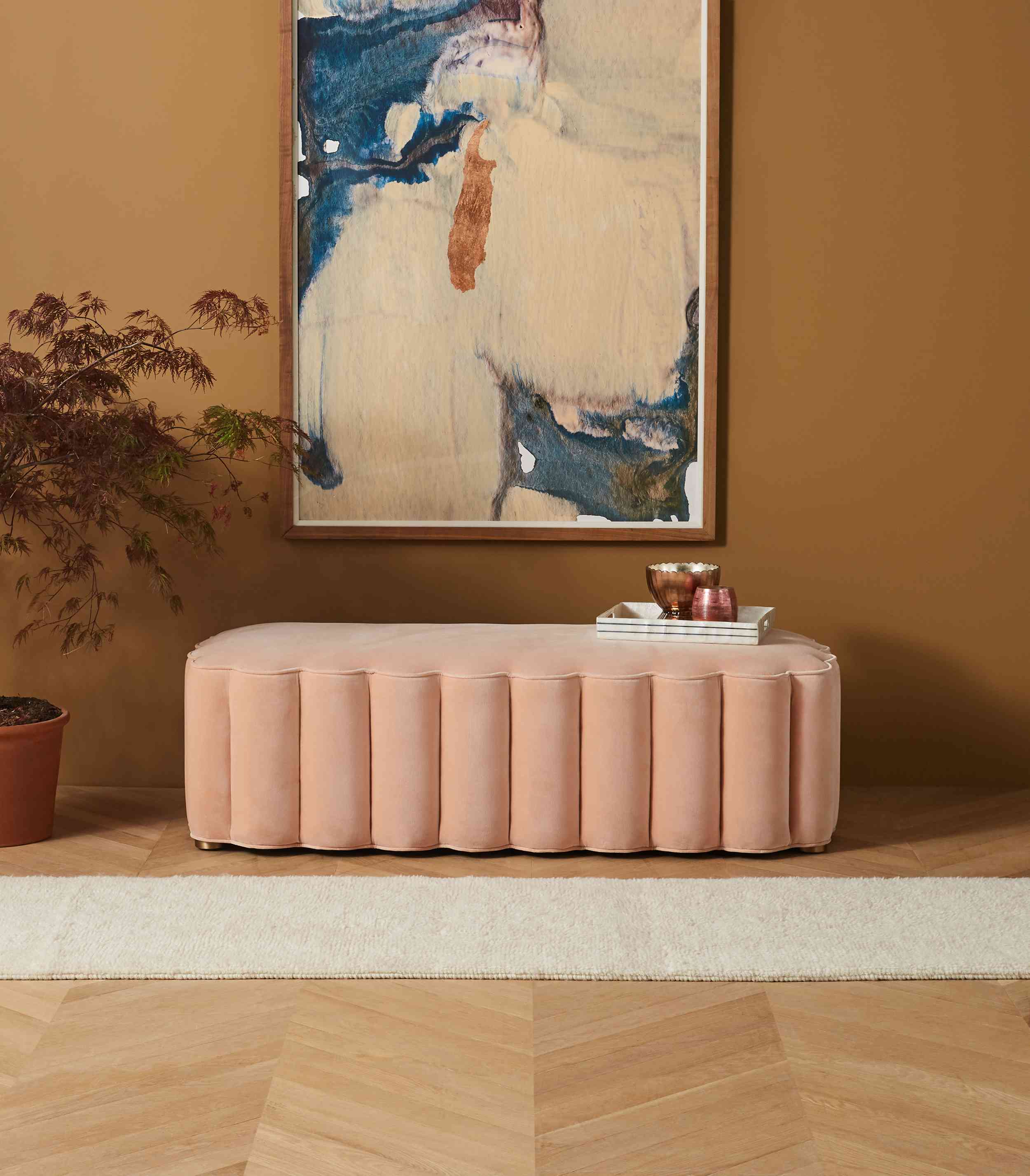 天鹅绒的长椅上