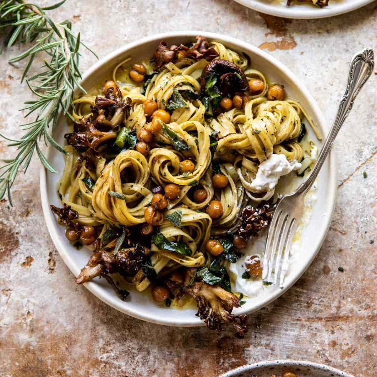 慢烤蘑菇面食清脆迷迭香鹰嘴豆