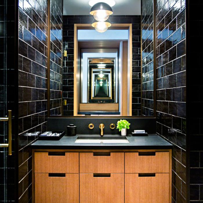 有闪亮的黑色瓷砖和镜子的浴室