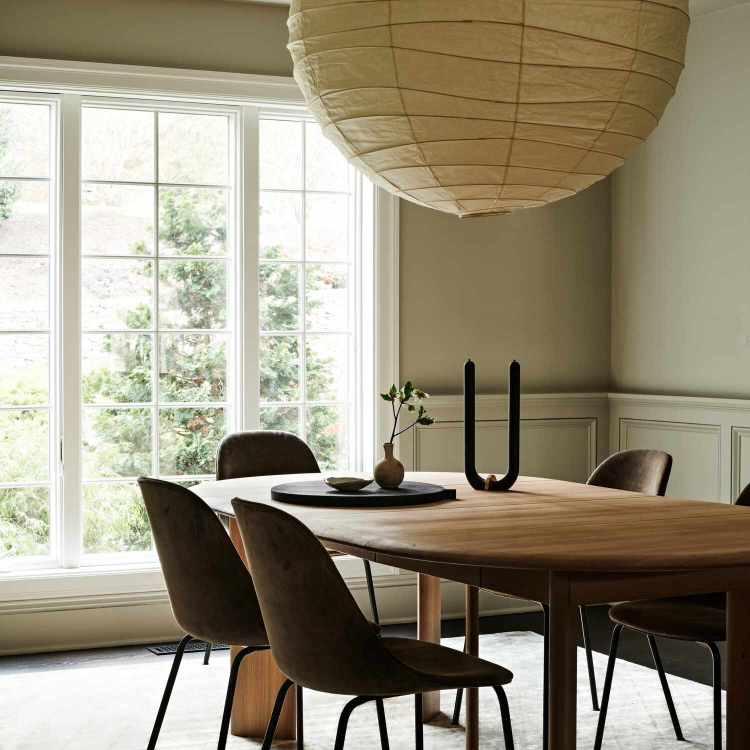 一间有着象牙墙壁和大型象牙灯具的餐厅