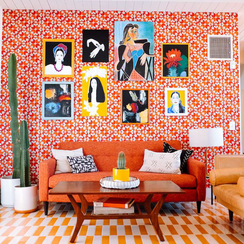 有醒目墙纸的客厅