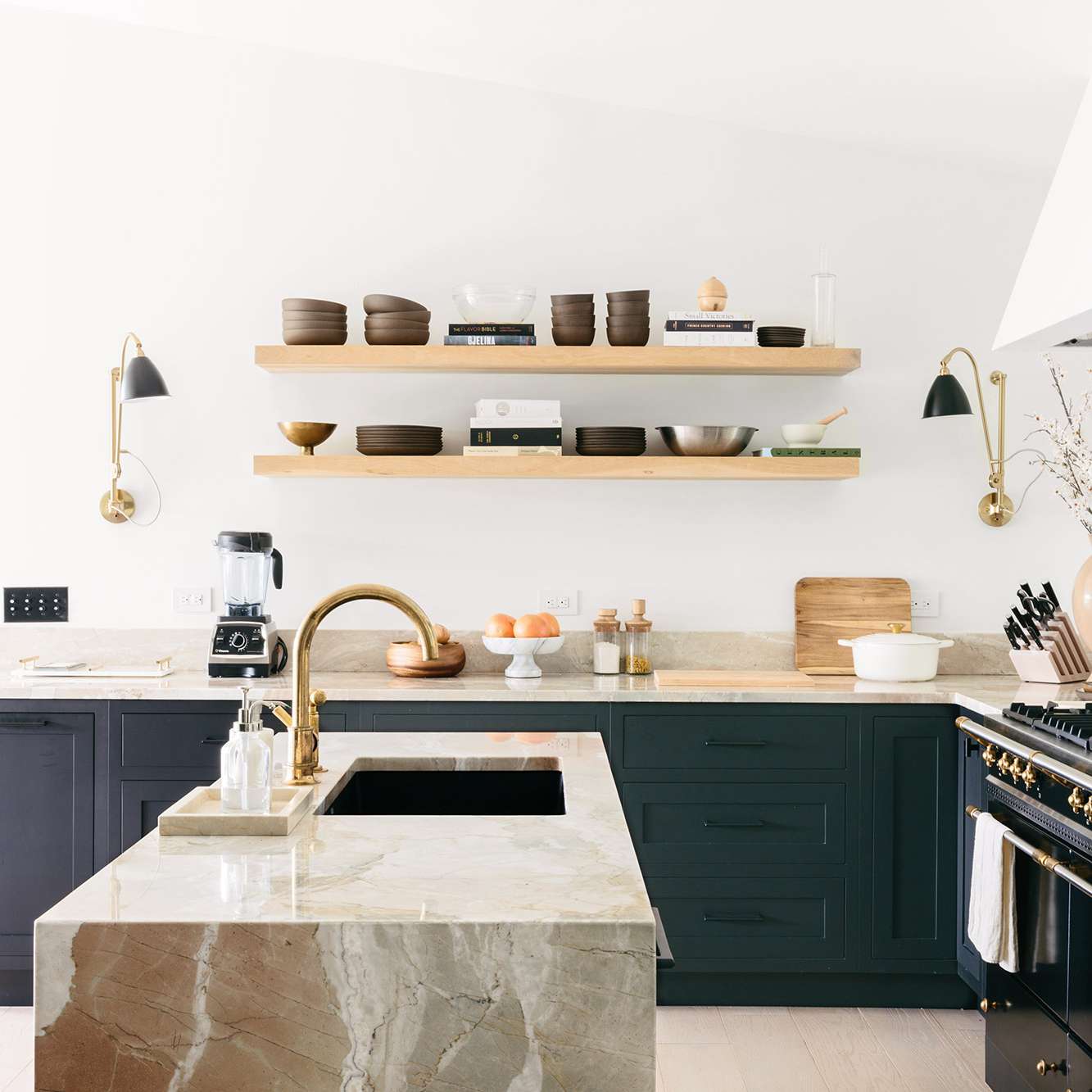 有深蓝绿色橱柜的厨房