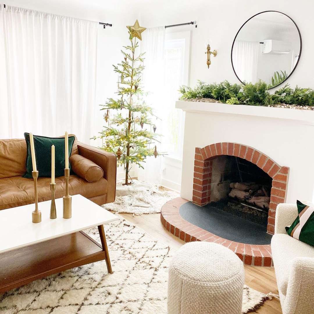 白色明亮的圣诞客厅