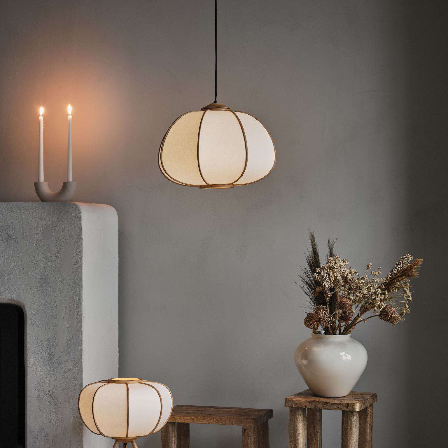 赤土陶器花瓶在喜怒无常的客厅。