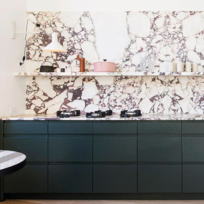 粉红色的大理石厨房