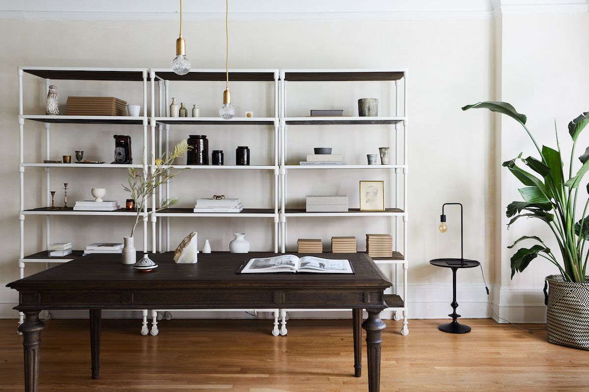 充满了现代和古董家具组合的家庭办公室