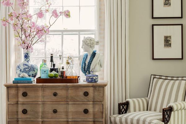 有酒吧推车的经典梳妆台在上面。