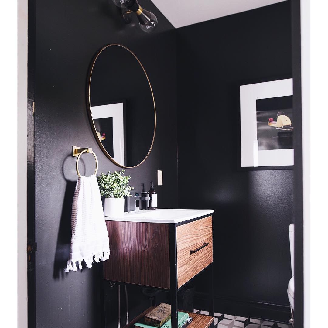 浴室带黑色油漆