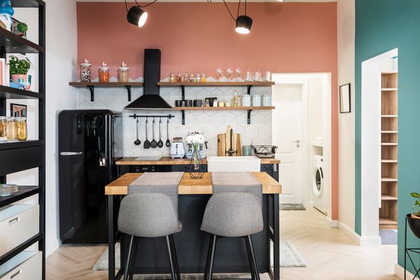 酒吧凳子在厨房里